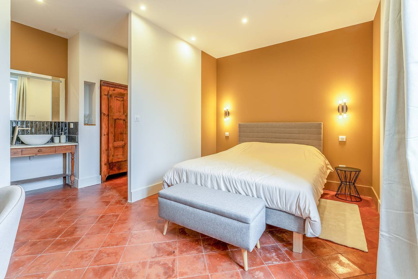 Chambre 'Monique' avec terrasse partagée, jardin privé et climatisation in Les Angles (Gard), Région de Nîmes