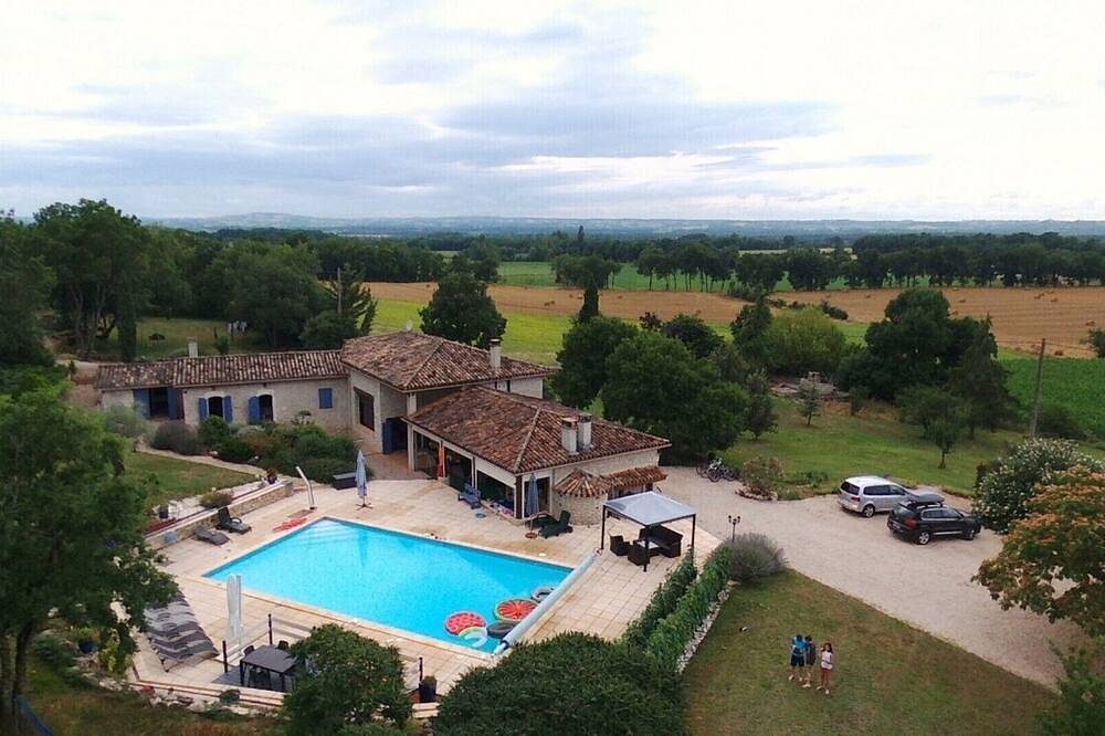 Antigua casa de piedra en una zona tranquila con gran piscina climatizada. in Lavaurette, Macizo Central