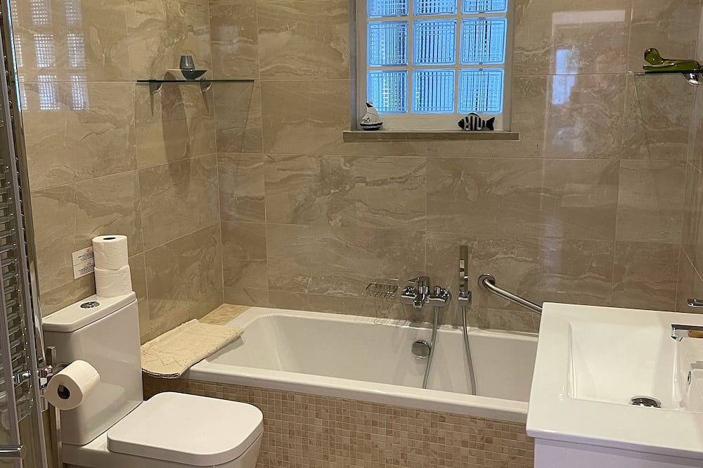 Peaceful hillside villa great ocean/mountain views,heated pool & Town 5 mins 6+2 in São Sebastião, Lagos