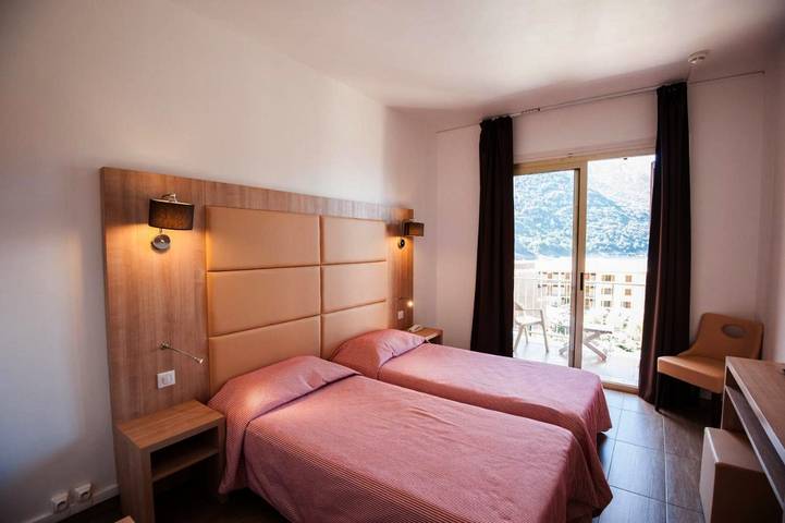 Hôtel pour 3 personnes, avec piscine ainsi que vue et jardin dans Port De Porto Ota - 4