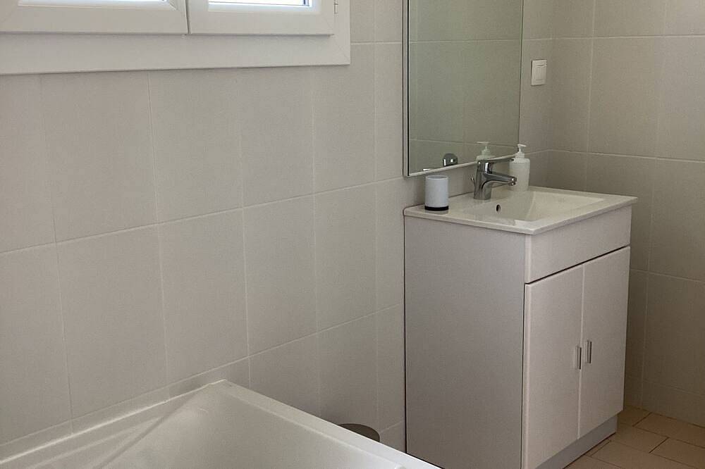 Detached villa, 4 bedrooms 2 bathrooms, garden.in very quiet area in Bessan, Côte d'Améthyste