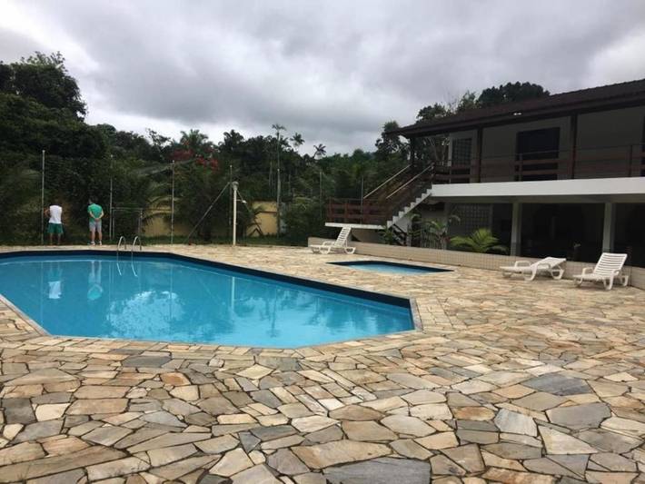 Casas e apartamentos de temporada para 3 pessoas, com vista e piscina e ainda jardim em Ubatuba