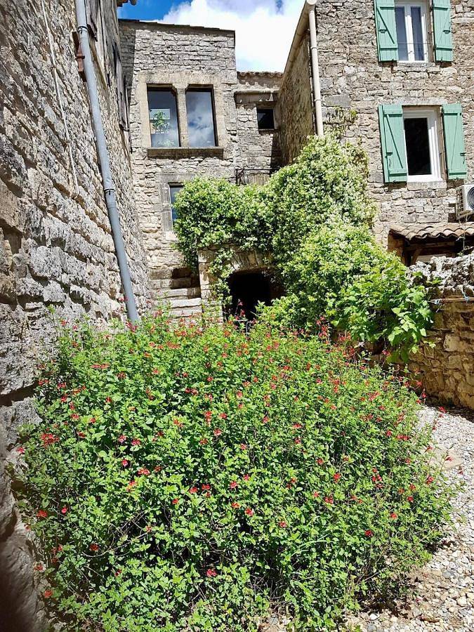 Petite maison de village, lumineuse et silencieuse in Issirac, Région de Nîmes