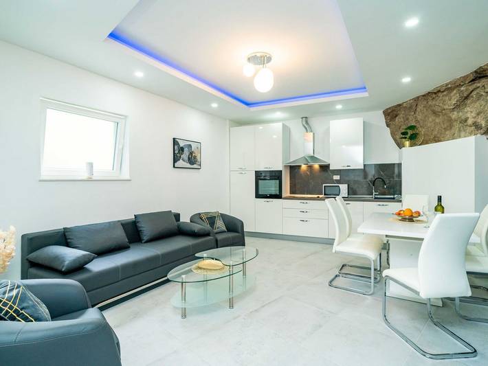 Ferienwohnung für 5 Personen, mit Terrasse in Molunat