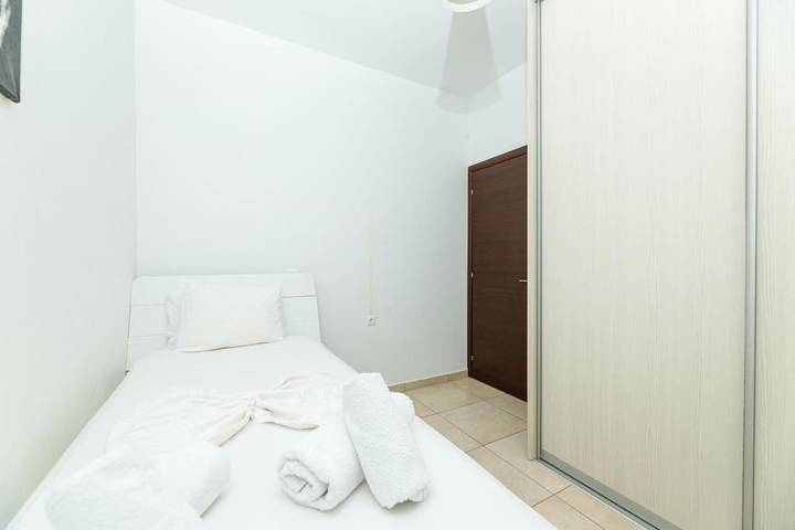 Location de vacances pour 5 personnes, avec piscine et vue sur le lac ainsi que jardin et vue dans Georgioupoli - 3