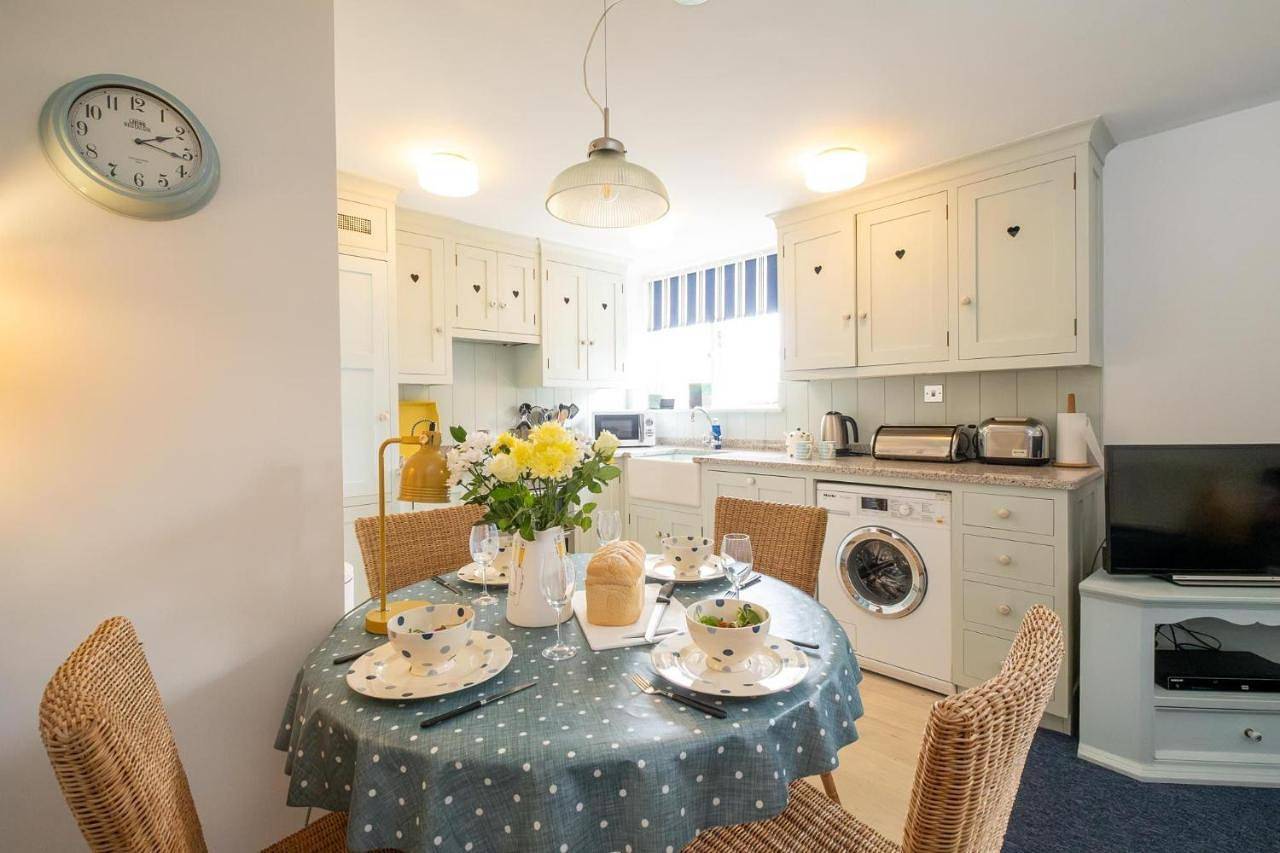 1 Ogilvie Lodge - A seafront apartment in Thorpeness - Close to Thorpeness Country Club - Managed by Aldeburgh Coastal Cottages in Thorpeness, Suffolk