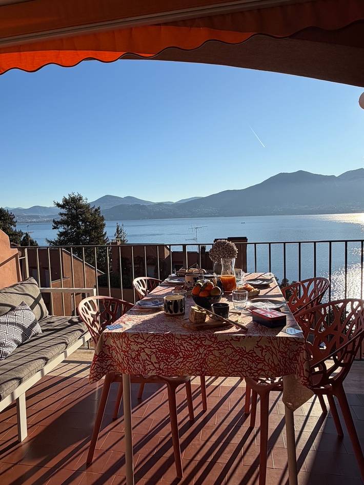 Location de vacances pour 6 personnes, avec vue sur le lac ainsi que balcon et jardin à Commune de Oggebbio