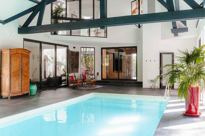 Villa pour 16 personnes, avec jacuzzi ainsi que sauna et jardin, animaux acceptés dans Yvelines