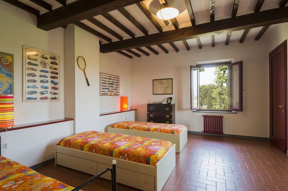 Atemberaubendes alleinstehendes Ferienhaus für 9 Leute mit  W-Lan, Tv und Innenhof in Casciana Terme Lari, Pisa Provinz
