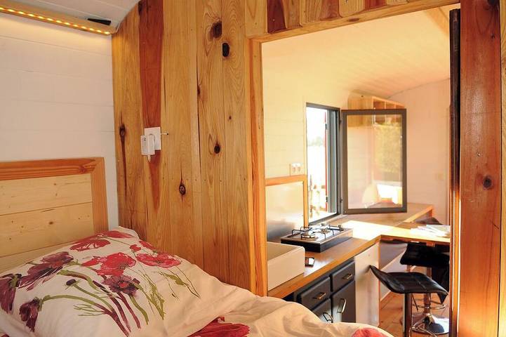A rustic trailer in the heart of nature, complete with a sauna in Nivillac, Vannes region