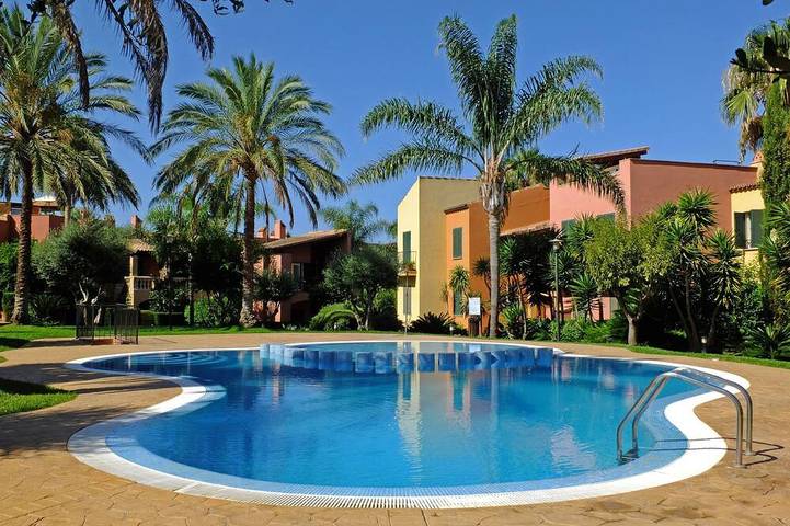 Location de vacances pour 4 personnes, avec Balcon et Terrasse ainsi que Jardin et Piscine à Son Veri Nou