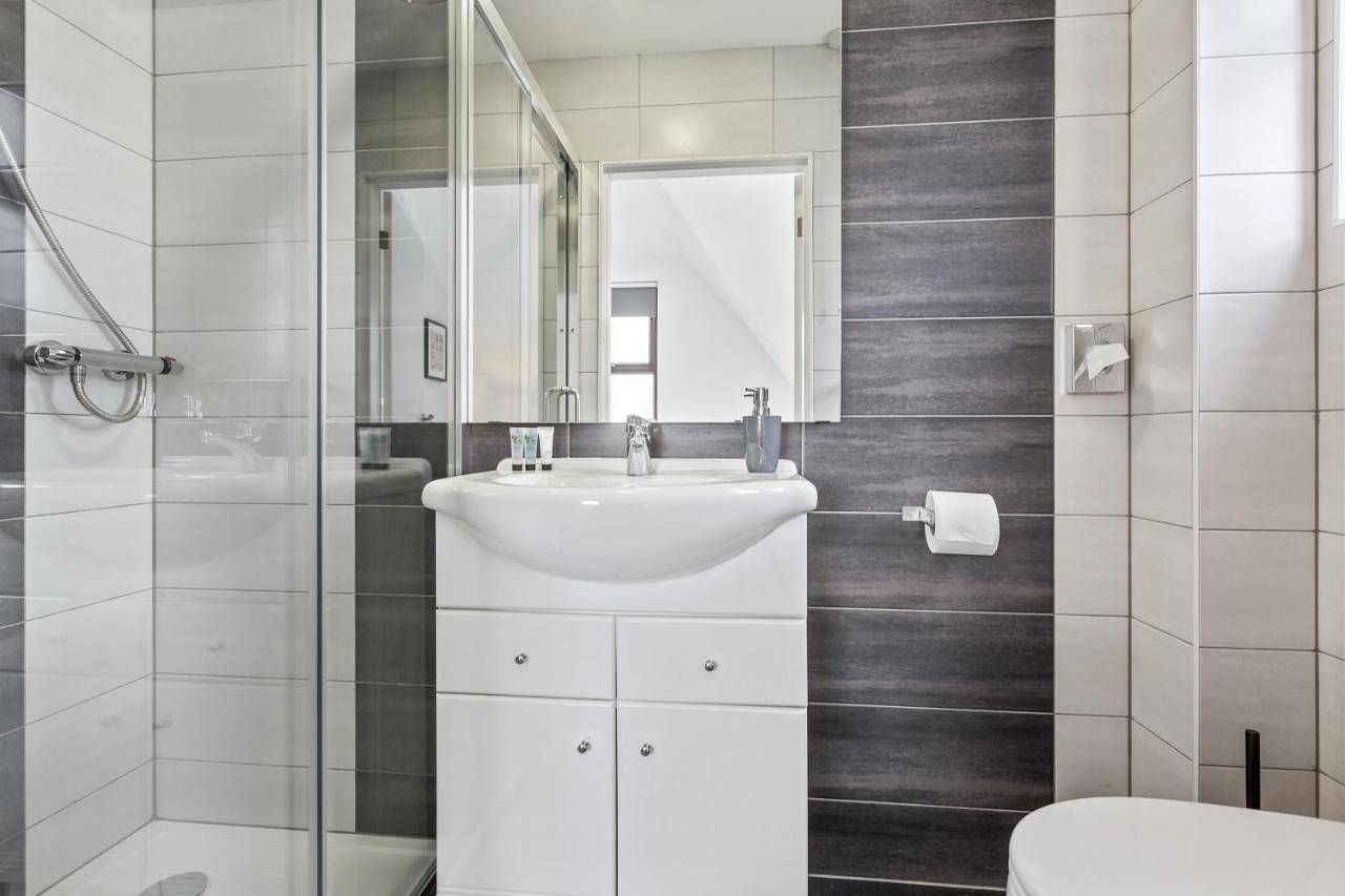 Entire apartment, Standard Triple Room in Nottinghamshire