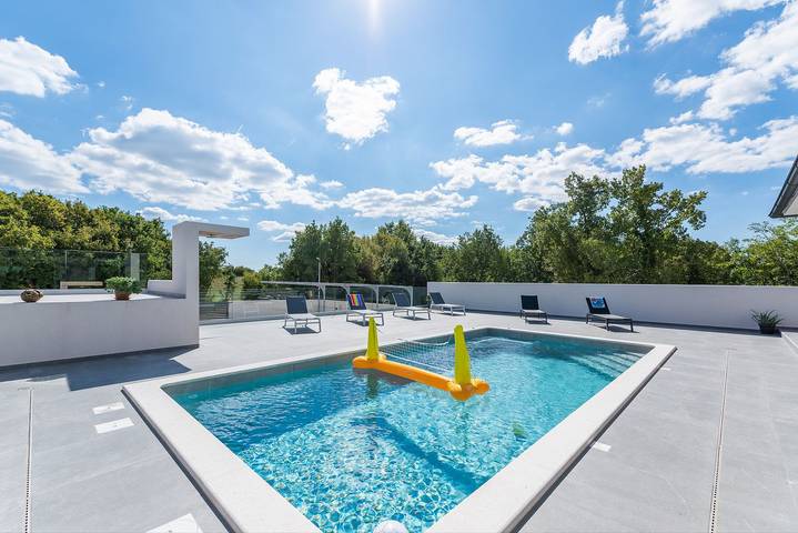 Ferienhaus für 8 Personen, mit Pool und Terrasse sowie Garten