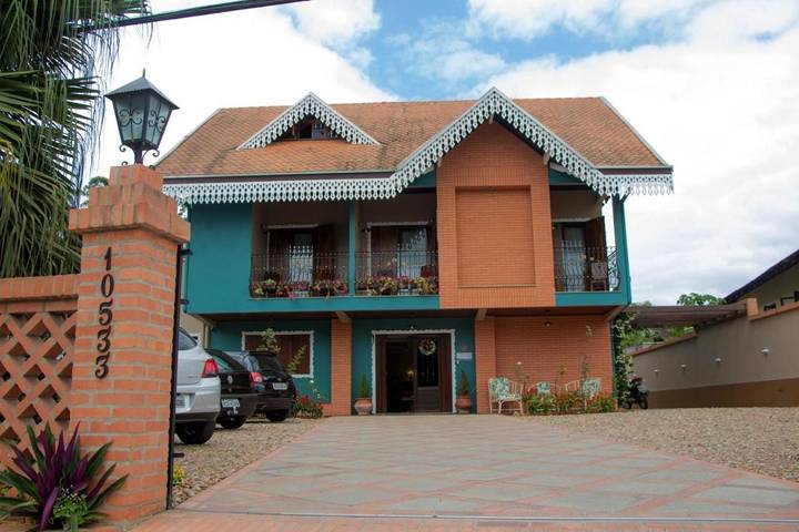 Pousadas para 3 pessoas, com vista e piscina e ainda jardim em Pomerode