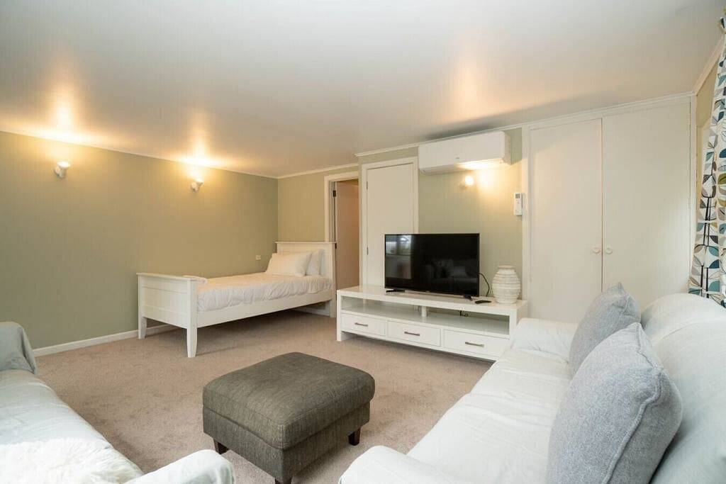 Two Mile Bay Getaway – Comfort & Convenience with Wi-Fi in Taupo, Taupo District