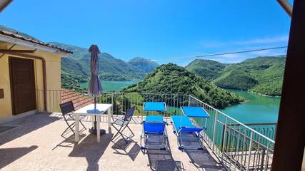 Gîte pour 10 personnes, avec vue sur le lac ainsi que terrasse et vue à Castel di Tora