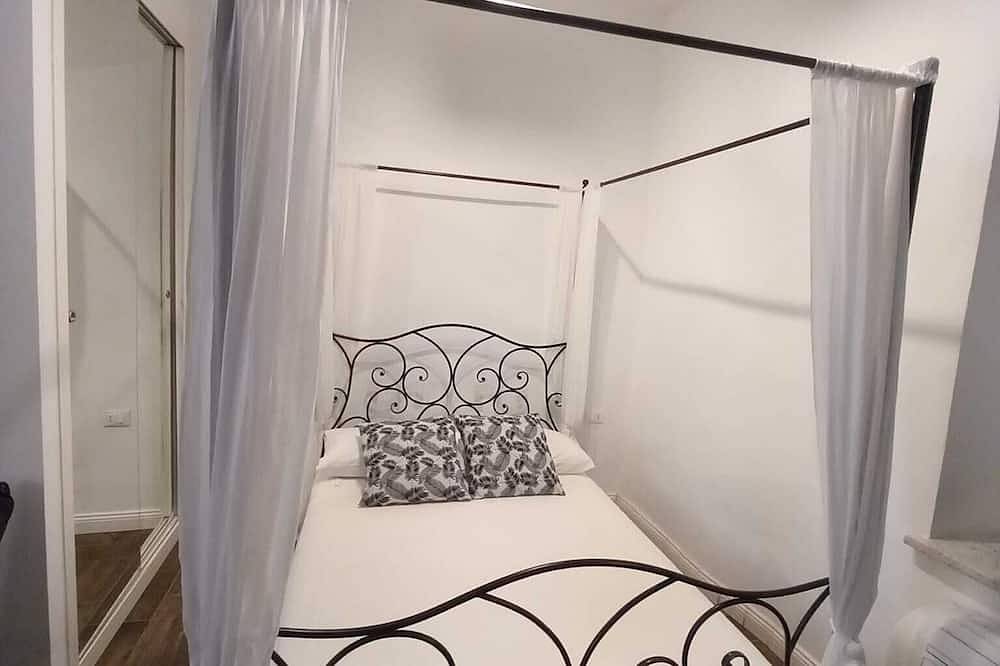 Entire apartment, Apartment 'Appartamento Luxury - Torre' with Air Conditioning in Terracina, Agro Pontino