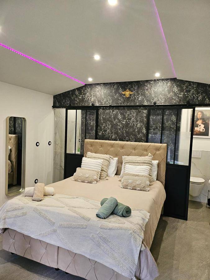 Chambre d’hôte pour 2 personnes, avec Jacuzzi et Terrasse ainsi que Jardin et Vue à Anjou