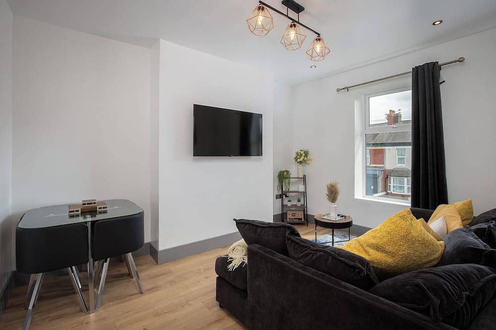 Entire apartment, Cosy and modern 2-bed first floor apartment close to Blackpool Centre in Blackpool Pleasure Beach, North West England