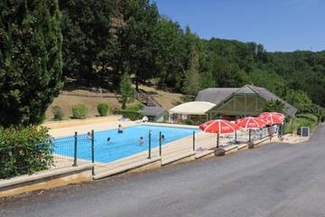 Parc de vacances pour 4 personnes, avec jardin et piscine à Lissac-sur-Couze