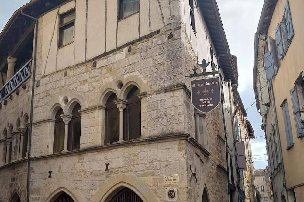 Apartamento entero, Maison du Roy -Upper Chambers .  July and August is Available! in Saint-Antonin-Noble-Val, Macizo Central