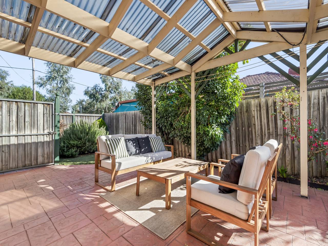 Entire apartment, Spacious Family Home with Balcony in Pascoe Vale in Melbourne, Victoria