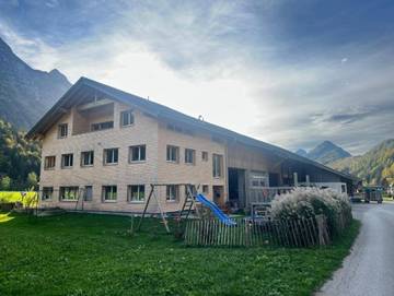 Ferienwohnung für 10 Personen, mit Garten und Balkon in Schnepfau
