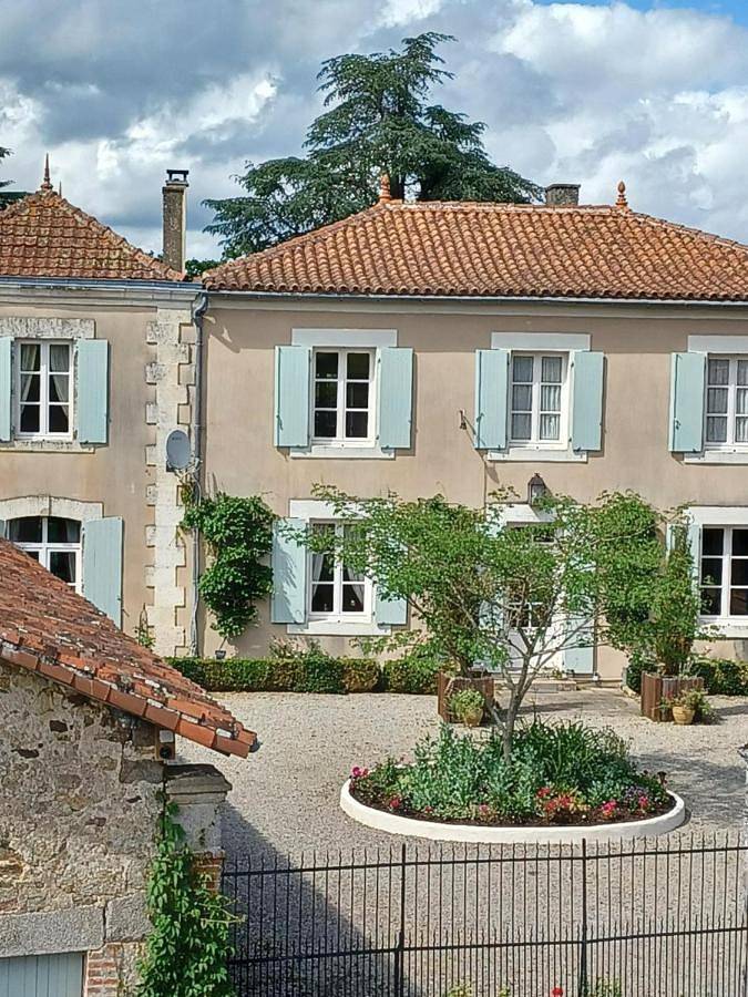 Maison de campagne pour 2 personnes, avec piscine ainsi que terrasse et jardin à Saint-Germain-de-Confolens