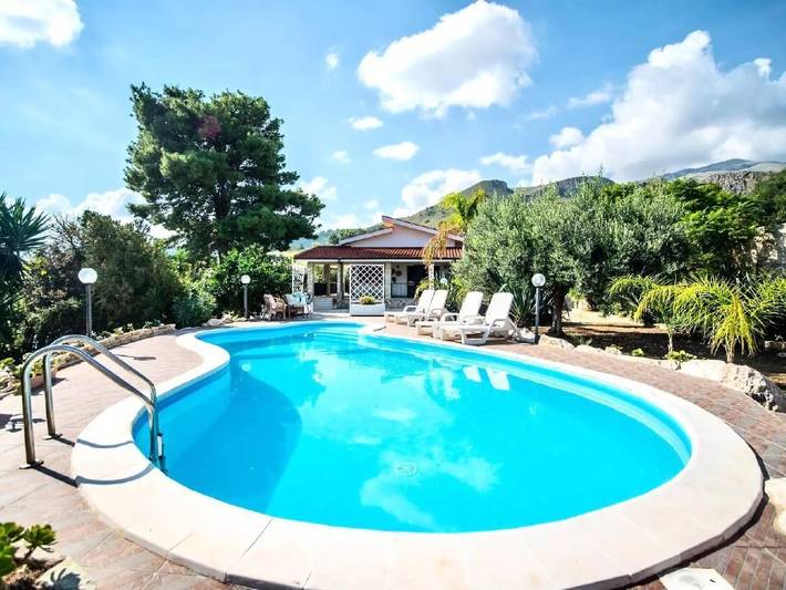 Location de vacances pour 10 personnes, avec jardin à Scopello