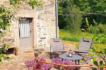 Gîte pour 4 personnes, avec jardin, animaux acceptés à Uzemain