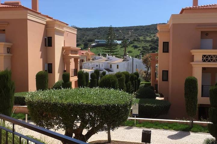 Vacation rental for 4 people, with pool and yard as well as balcony in Luz
