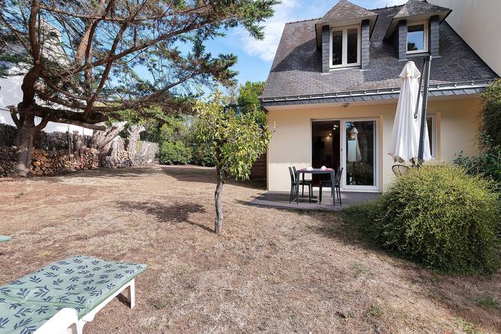 Gîte "La Petite Maison Jaune" con terrazza e giardino sull’Île-aux-Moines in Ile-aux-Moines, Côte des Mégalithes