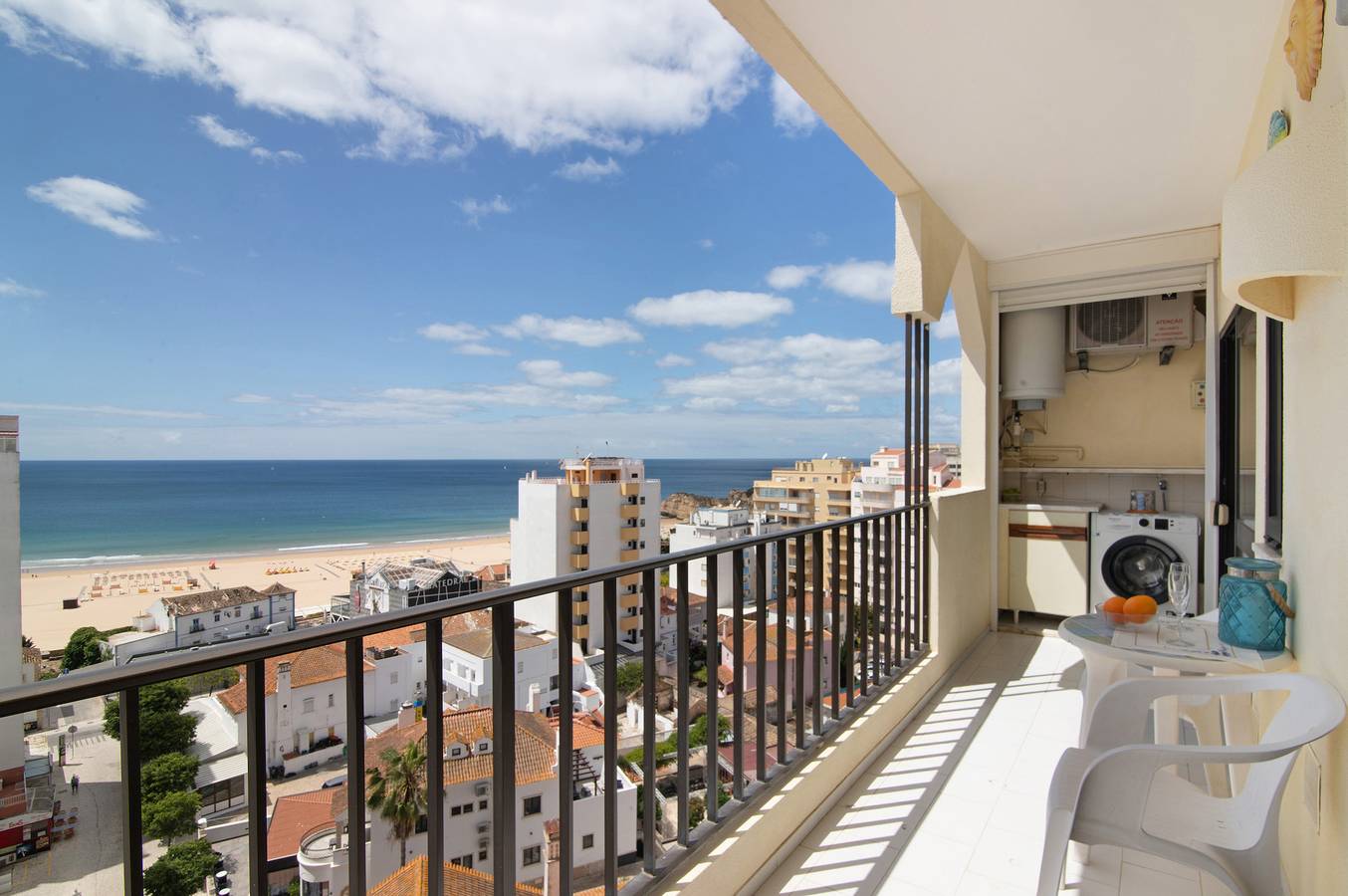 Geheel appartement, Appartement 'Quaint Beach View - Praia Da Rocha' met Uitzicht op Zee, Wifi en Airconditioning in Praia da Rocha, Portimão
