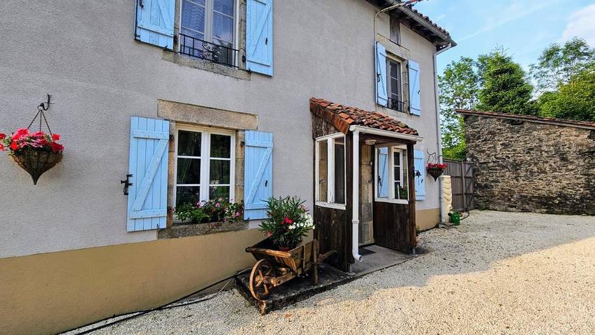 Location de vacances pour 6 personnes, avec vue ainsi que piscine et jardin, adapté aux familles à Pageas - 2