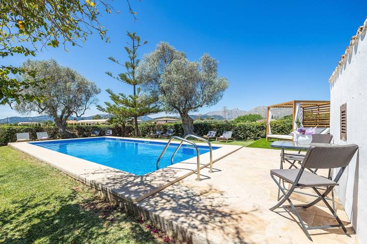 Villa 'Madraba' mit Bergblick, Wlan und Klimaanlage in Port de Pollença, Pollença