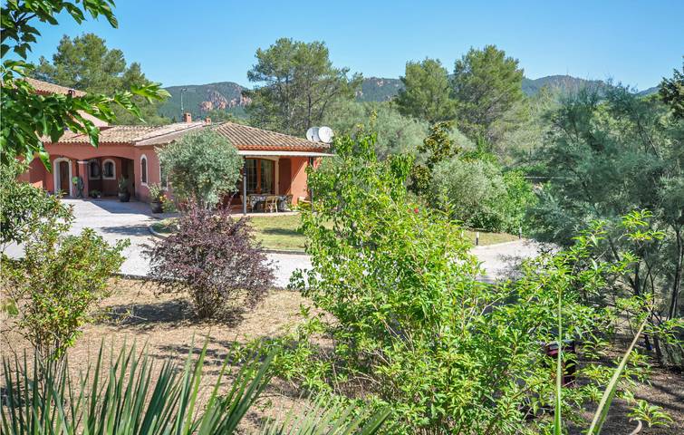 Ganze Ferienwohnung, Rückzugsort am Pool mit Parkplatz und TV in Puget-sur-Argens, Mittelmeerküste (Frankreich)