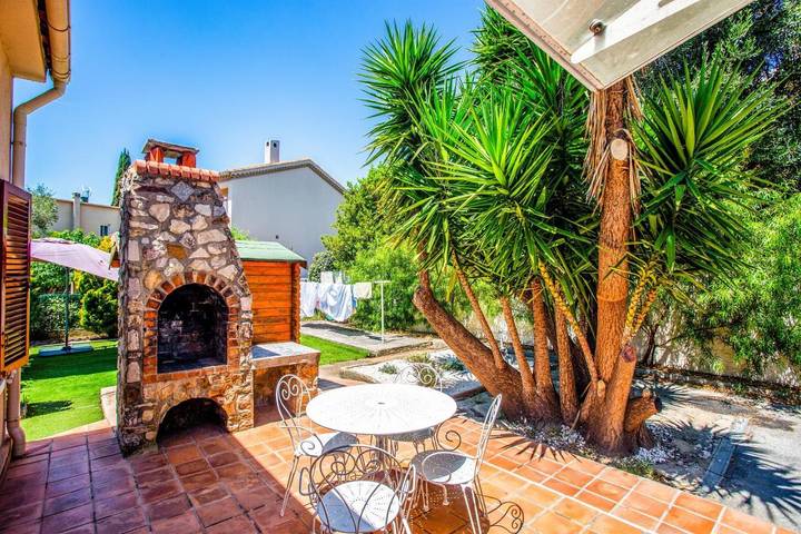 Location de vacances pour 9 personnes, avec jacuzzi et terrasse ainsi que jardin et piscine, animaux acceptés à La Valette-du-Var - 2