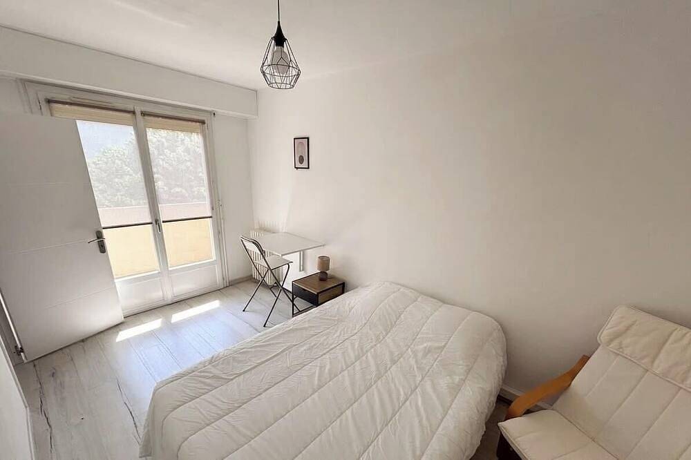Entire apartment, Bright apartment in the city center with balcony in La Roche-sur-Yon, Loire Valley