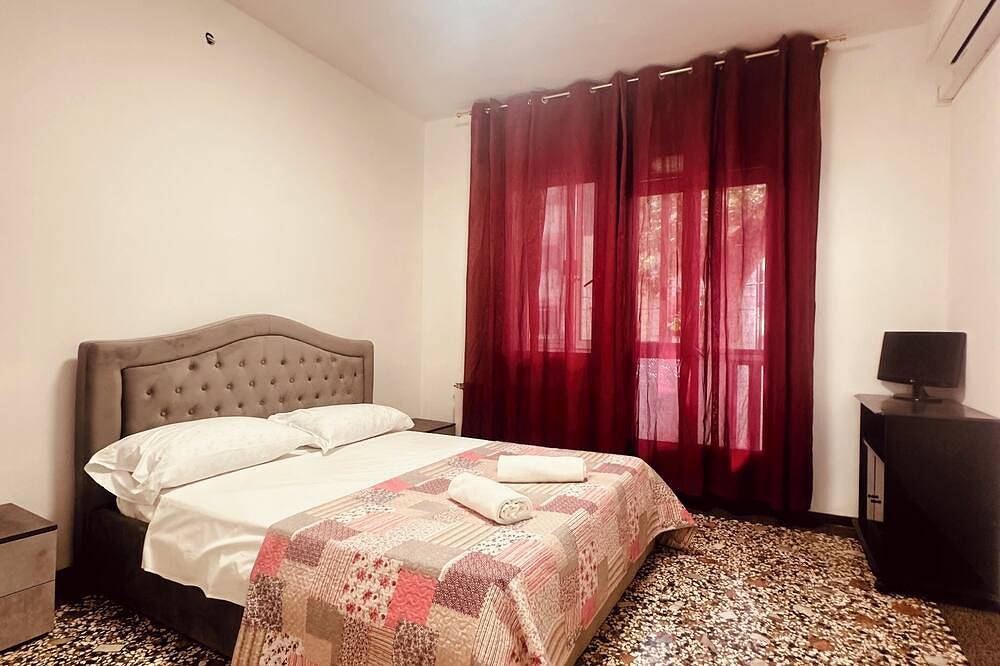 Entire apartment, Double room with balcony 2 people’s in Mestre, Venice