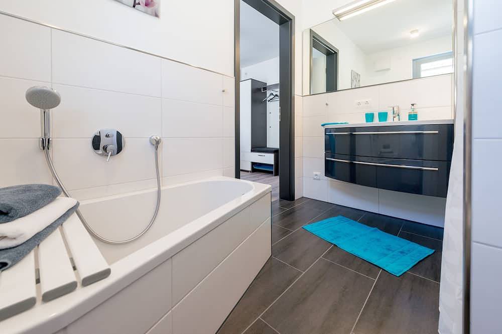 \"Bade-Apartment\" für Badenixen mit Römischer Sitzbadewanne / / Parken frei in Bensheim, Bergstraße