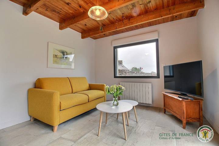 Gîte pour 2 personnes, avec vue ainsi que jardin et terrasse, animaux acceptés à Ploubazlanec - 2