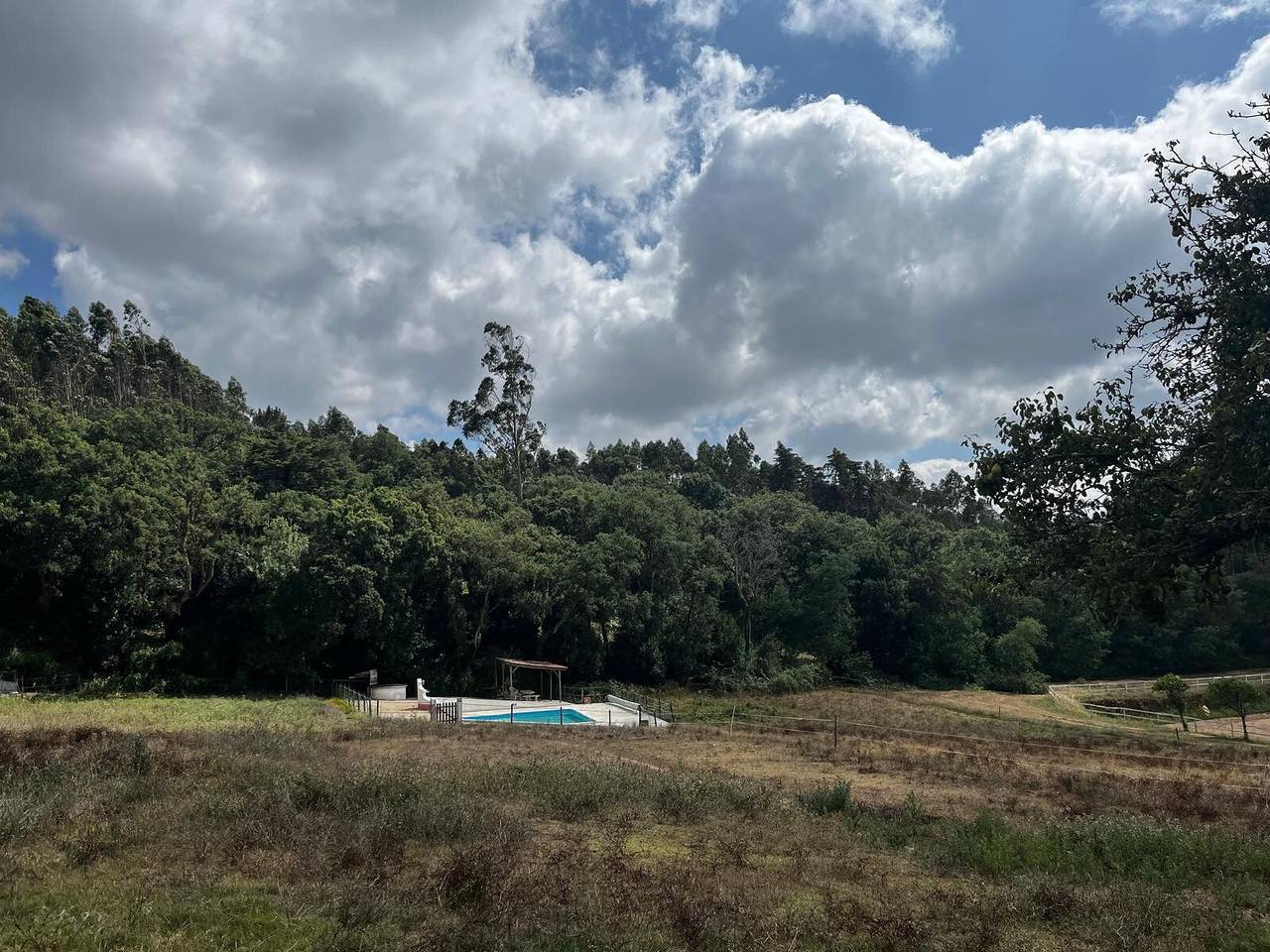 Chalet 'Orange Lodge' con Piscina in Comune, Terrazza Privata e Wi-Fi in Alvorninha, Leiria District