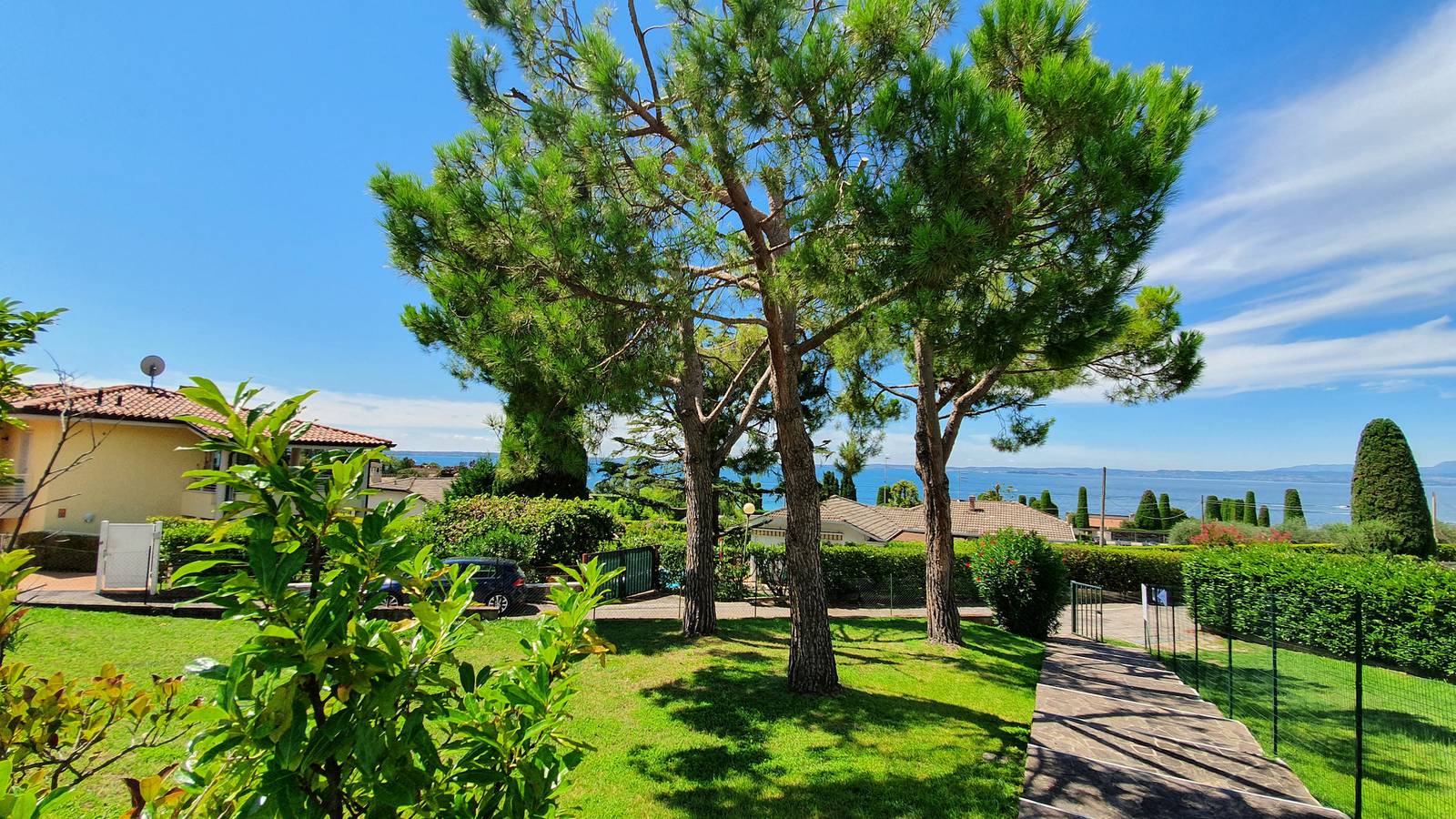 Apartamento entero, Regarda - Brezza di Lago 1 a Lazise con piscina, aria condizionata in Lazise, Montañas Garda