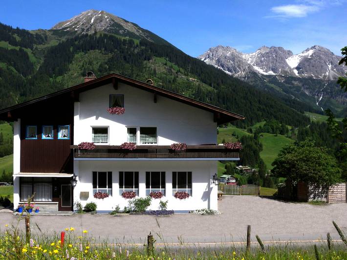 Ferienwohnung für 4 Personen, mit Terrasse und Garten, mit Haustier in Mittelberg