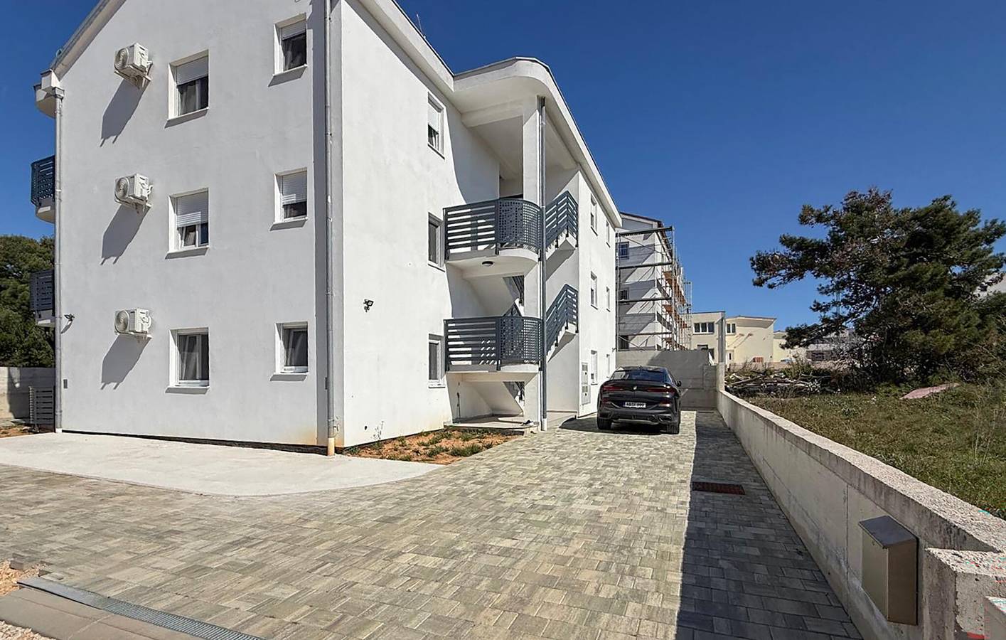Ganze Ferienwohnung, Apartment am Meer mit Terrasse, Parkplatz und WLAN – 700 m vom Strand entfernt in Povljana, Pag