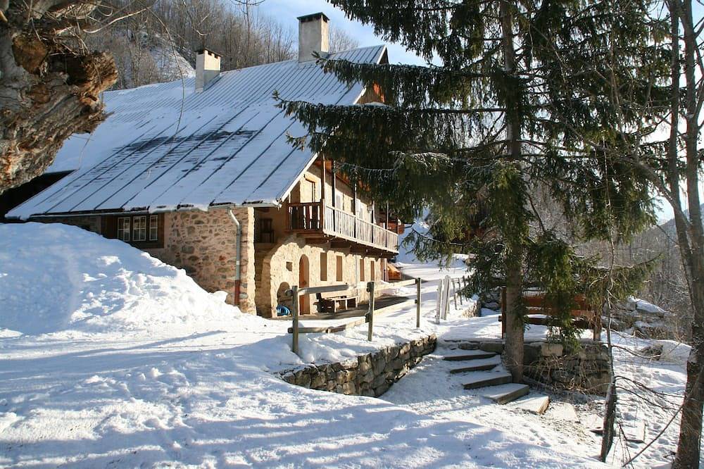 Chalet restauré du XVIIIè s, calme et convivialité à 5 km des stations in Fontcouverte-la-Toussuire, Région de Saint-Jean-de-Maurienne