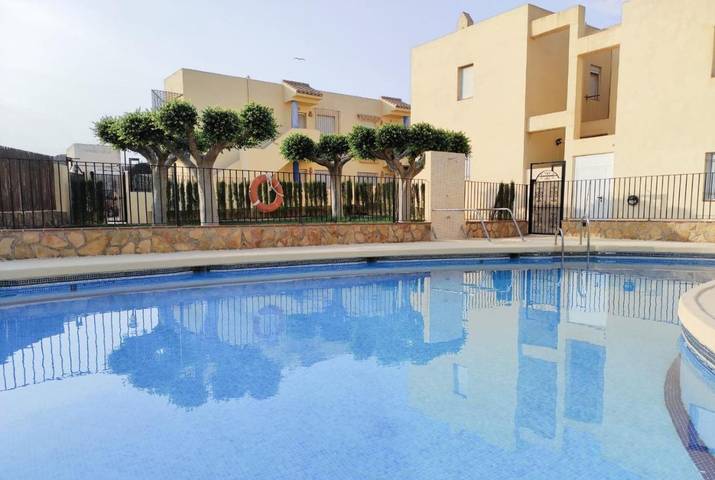 Apartamento para 4 personas, con jardín además de piscina y vistas en Garrucha