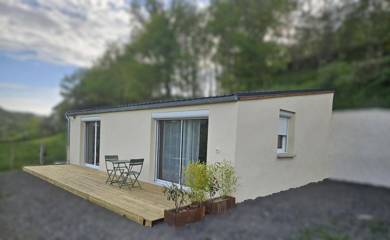 Le Petit Gîte 15140 in Sainte-Eulalie (Cantal), Région de Mauriac