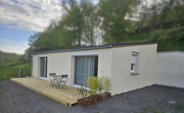 Location de vacances pour 2 personnes, avec Jacuzzi et Terrasse ainsi que Jardin et Vue à Sainte-Eulalie (Cantal)