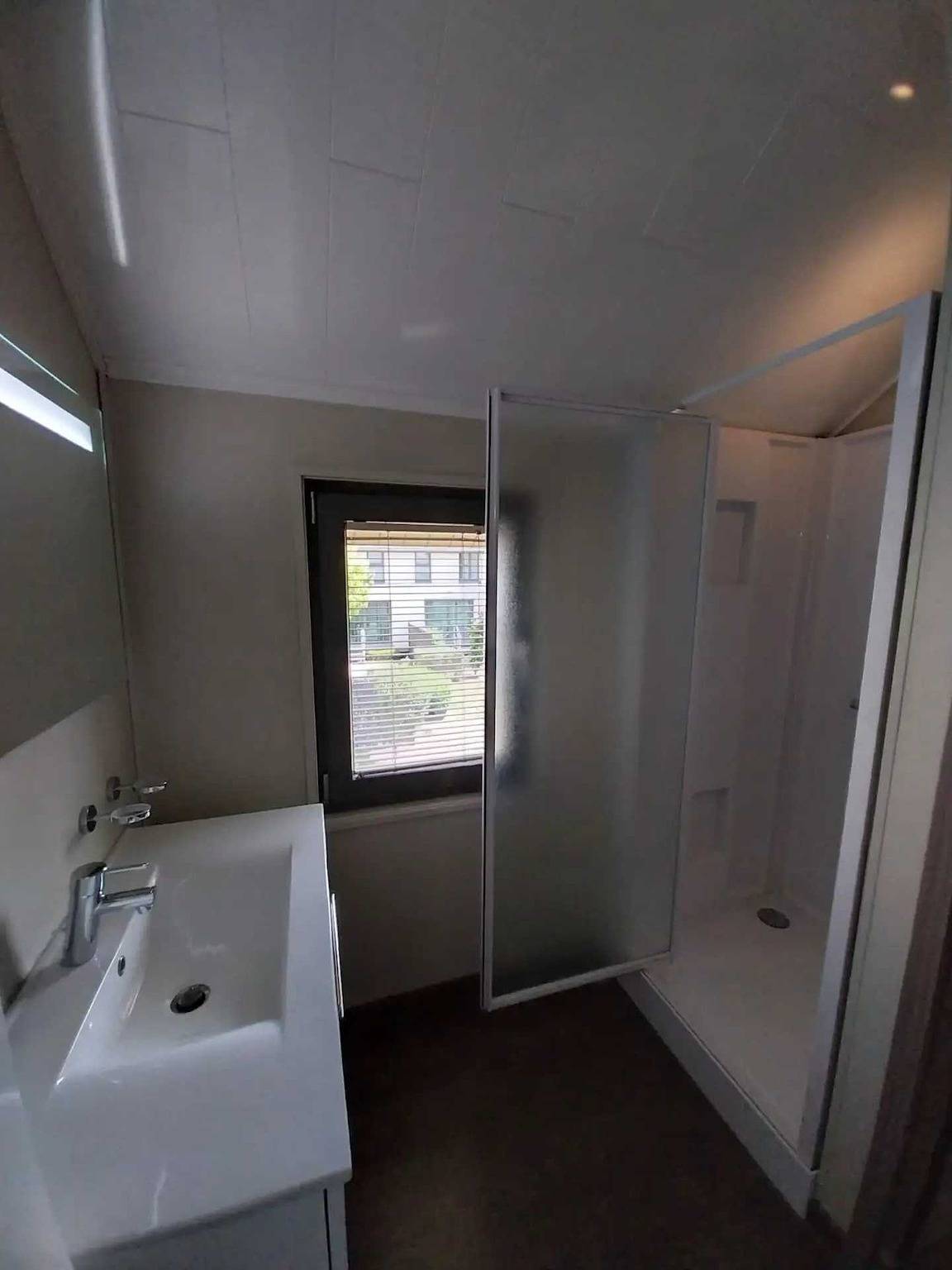 Zecamping 4* animé chiens acceptés jacuzzi locatif Tv Lv clim 115m2 in Froidchapelle, Hainaut